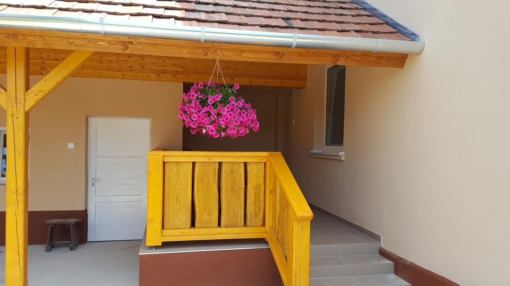 Ladik Vendeghaz Hotel Tiszafured Exterior photo