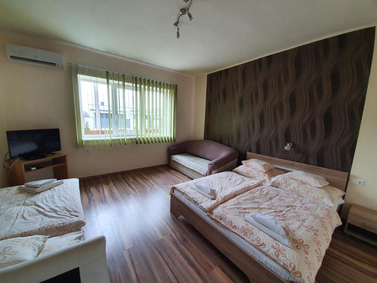 Ladik Vendeghaz Hotel Tiszafured Exterior photo